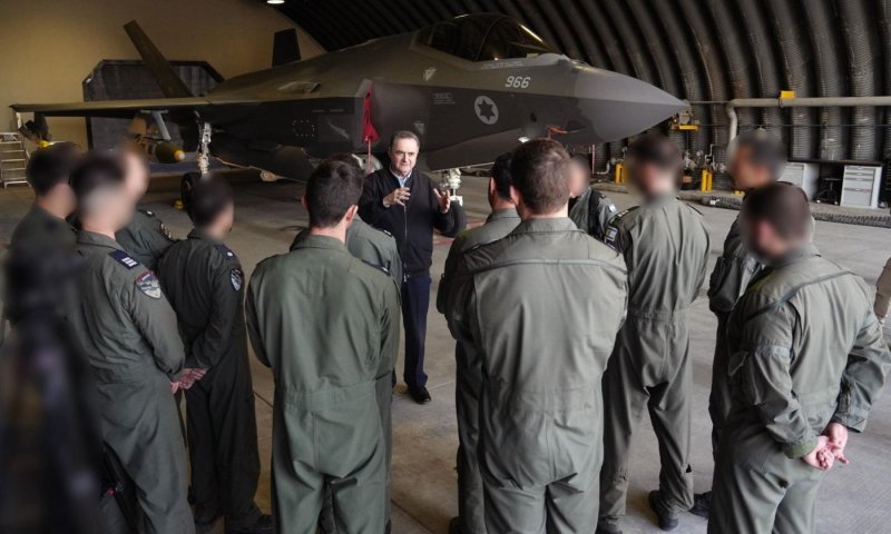 שר הביטחון בטייסת האדיר: "נוודא שאיראן לא תחזור לגרעין"