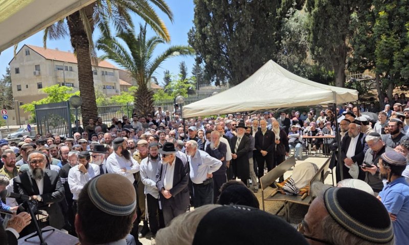 בשידור ישיר: הלוויתו של הרב אריה שטרן זצ"ל