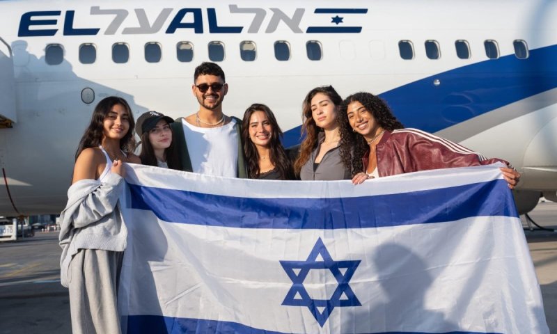 דגל ישראל בדרך לאירוויזיון: המשלחת הישראלית המריאה לוינה