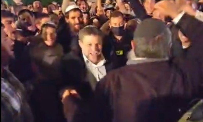 כמו שלא ראיתם: השר בצלאל סמוטריץ' בריקודים בחברון