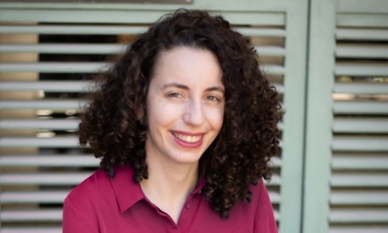 מעיתונות לעשייה: אשת התקשורת הסרוגה במינוי חדש ומסקרן