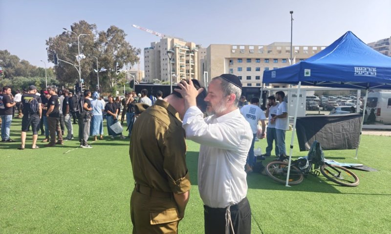 הרבנים מתנגדים, אבל מאות חרדים התגייסו ליחידות הלוחמות
