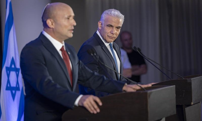 סקר מנדטים: בנט ולפיד מתרסקים; נתניהו בשיא