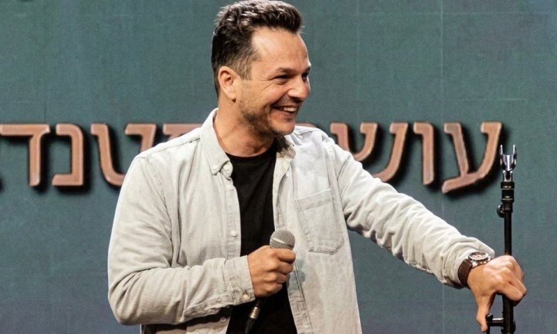 הסטנדאפיסט מיקי גבע בתגובה ראשונה לסערה סביבו 