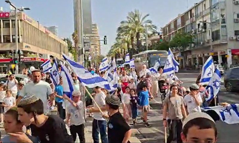 מאות ילדים ובני נוער צעדו בלב תל אביב לחגוג את יום ירושלים