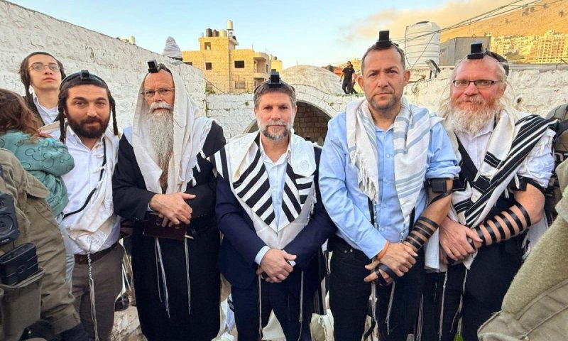סמוטריץ׳ ודגן בשחרית בקבר יוסף: להחזיר נוכחות יהודית קבועה