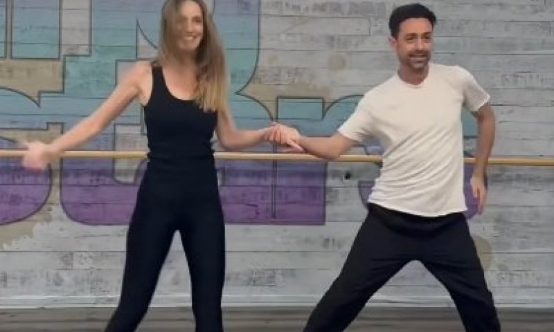 מלי לוי מסתערת על הרחבה עם הרקדן החדש ב"רוקדים עם כוכבים"