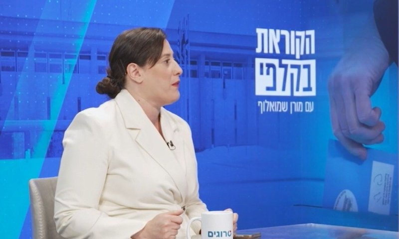 הקוראת בקלפי: איחוד בנט-לפיד או תועלת או נזק?