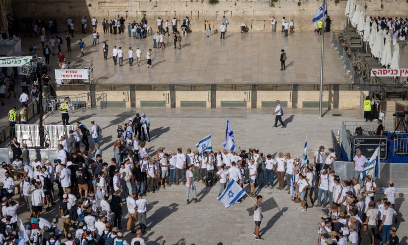 מפגן של עוצמה: אלפים בריקוד הדגלים. צפו