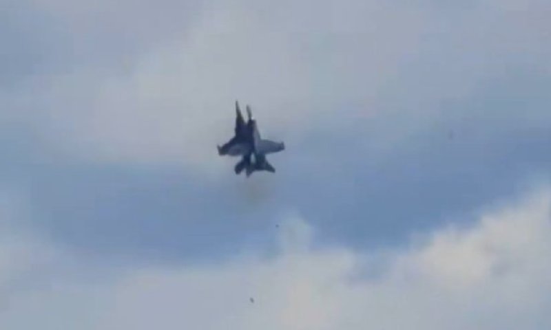 תיעוד דרמטי: מטוסי קרב התנגשו באוויר והתרסקו