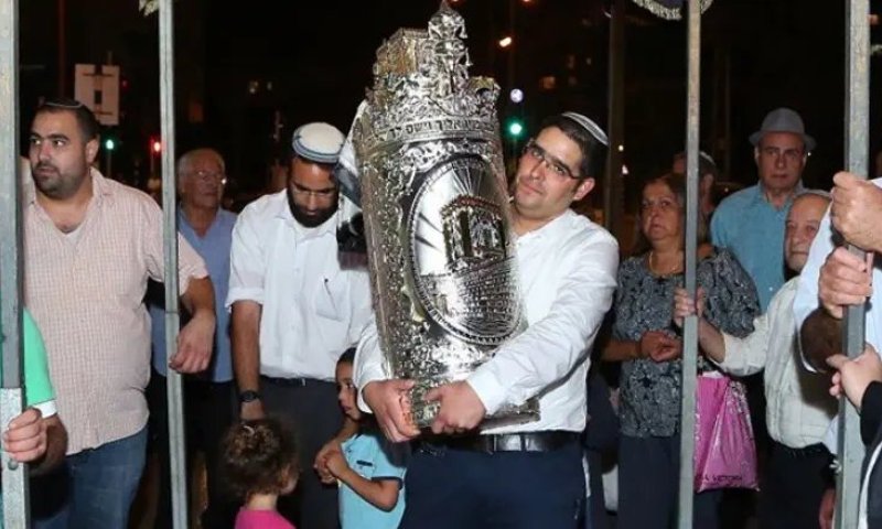 היום בשעה 20.00  הגרלת יד לאחים על ספר התורה מהודר