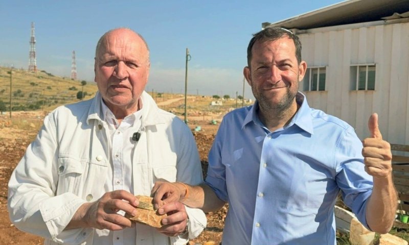 חבר הפרלמנט האירופי ביקר בעיבל: "כבוד עמוק לאנשים ולאומץ"