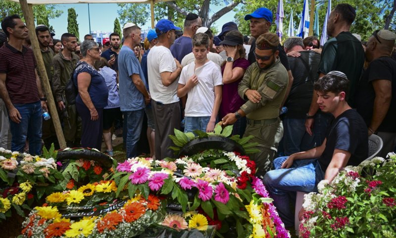 איתן למברג הובא למנוחות: "היית אמור להנהיג את המדינה הזאת"