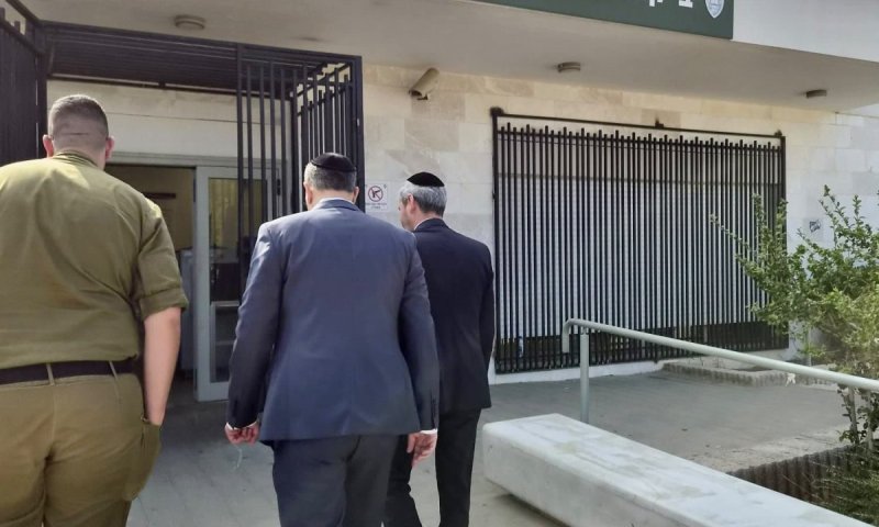 בזמן המלחמה: חברי ש"ס מבקרים עריקים בכלא צבאי