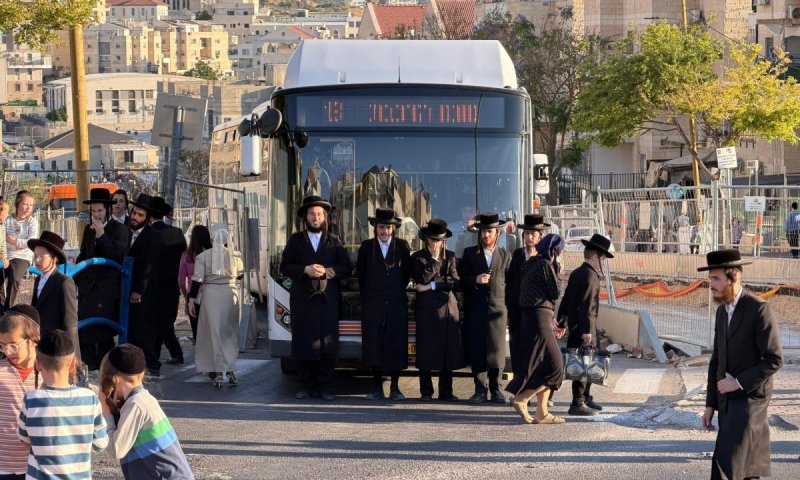 חרדים מפגינים נגד המשך מעצר המתפרעים מבית השופט סולברג